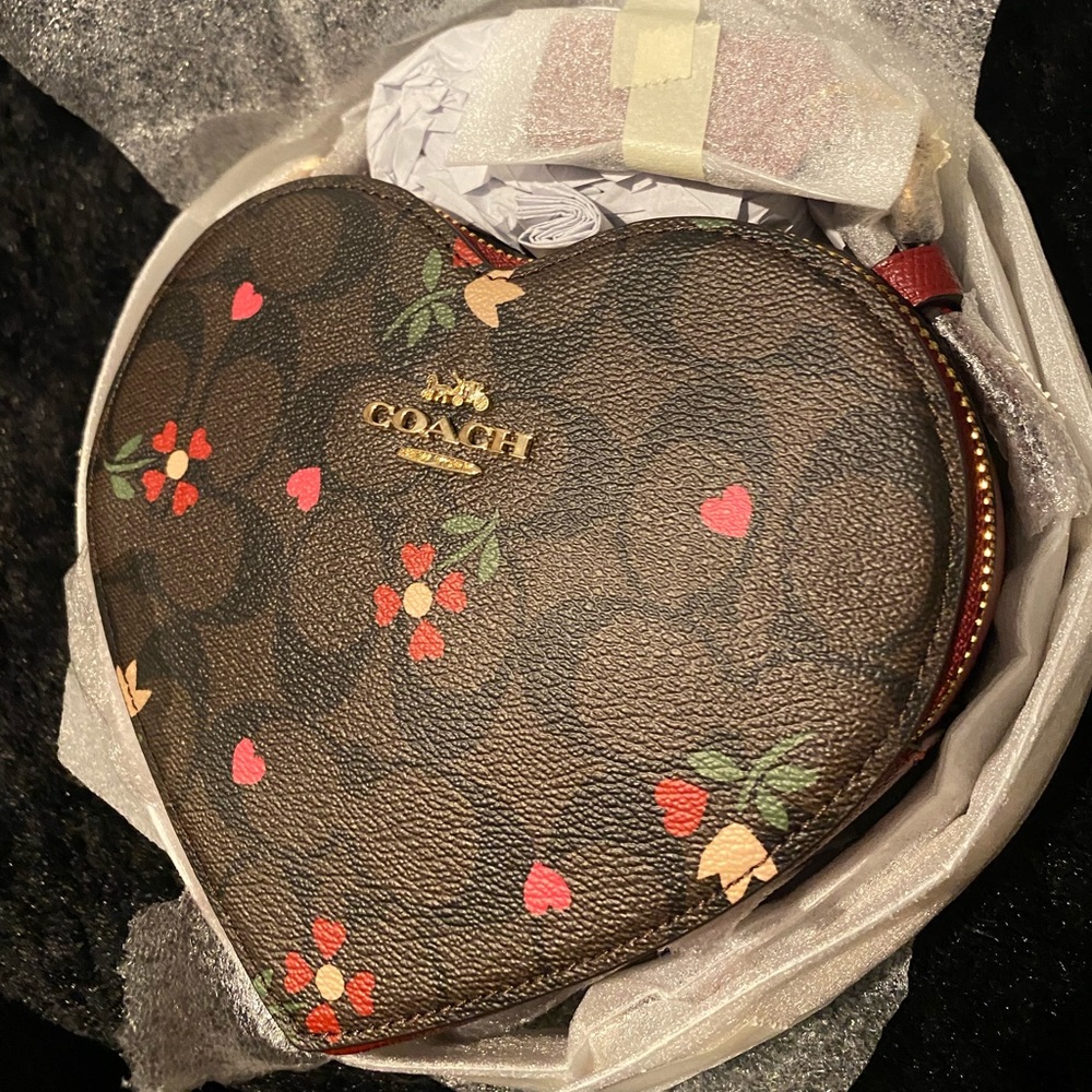 Heart crossbody in heart petal design